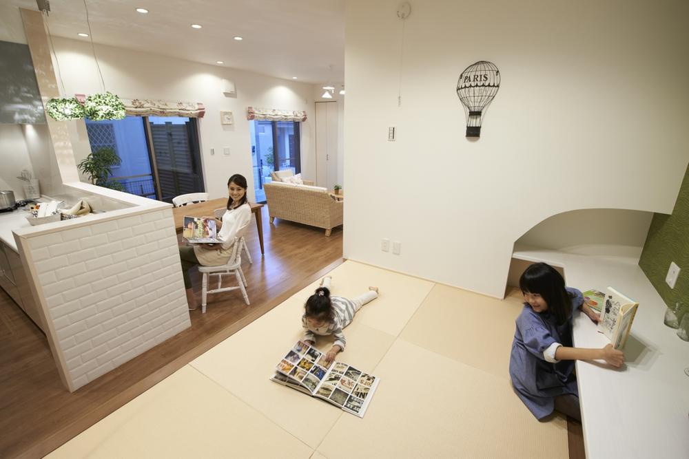 Model house photo. In the kitchen next to, Or the housework, Or studying children, Dari lying, Set up a Japanese-style room that can do anything. 