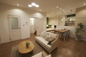 About 17.1 tatami LDK is more spacious and more with a high ceiling of effect. Adopt a sliding door to the door leading to the living room stairs. Cooling and heating effect is up if tightened, It contains the light and wind you open