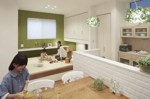 With a difference in level of the floor height, Tatami corner provided with a housing unit and Nook. Because it is right next to the kitchen, Perfect for children's playground
