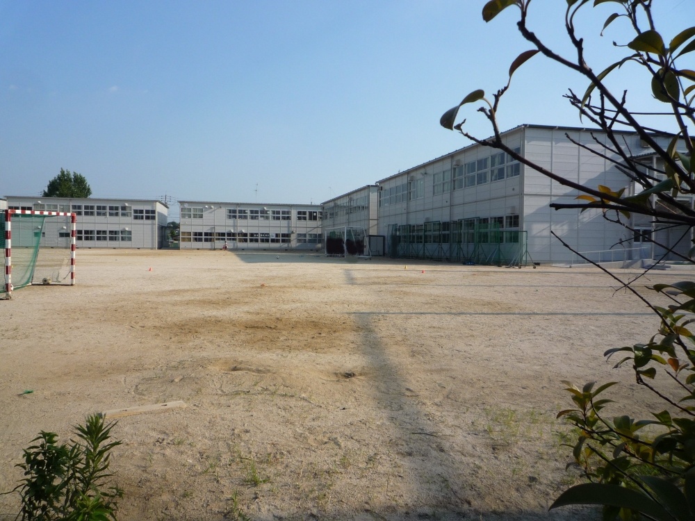 Junior high school. 932m to City third junior high school (junior high school)