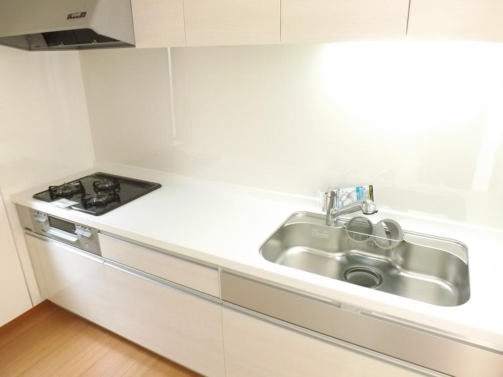 Same specifications photo (kitchen). Same specifications photo (kitchen) Slide storage! Water purifier with shower!