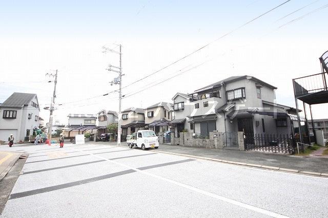 Local photos, including front road. Local (11 May 2013) Shooting Jewels before eastern side width 8m. 