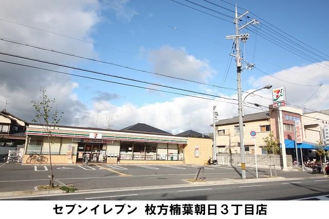 Convenience store. It is also easy to enter and exit at the widely car 800m parking lot to the Seven-Eleven. 