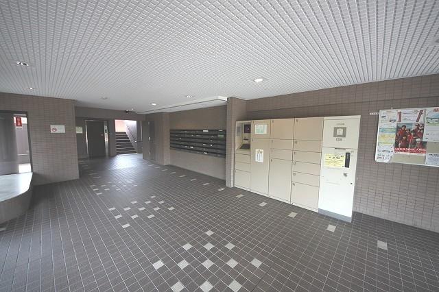 Entrance. Common areas With home delivery box