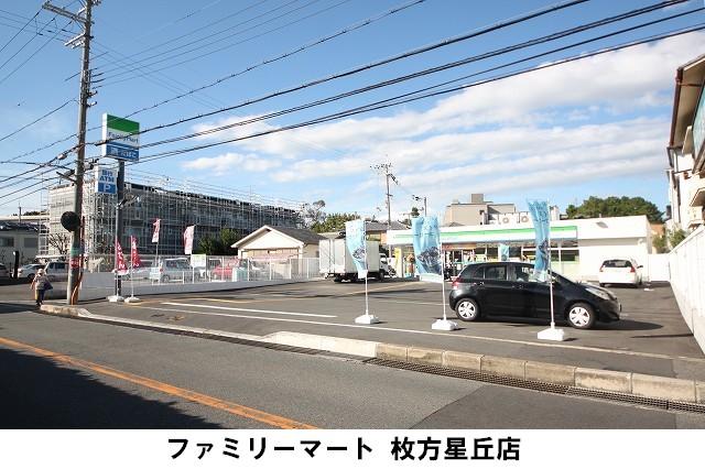 Convenience store. 400m parking is two places before and the store next to the store to FamilyMart.