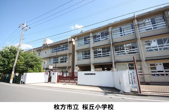 Primary school. It is the location that is easy commute in 400m small children to Sakuragaoka Elementary School. Elementary school around, Junior high school, Education facilities and high schools have gathered.