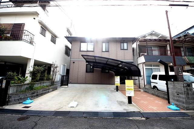 Local appearance photo. Local (11 May 2013) shooting frontage widely, Two available parking is in a parallel.