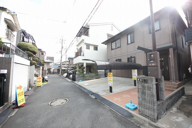 Local photos, including front road. Local (11 May 2013) Shooting Before the road traffic also less is a quiet residential area.