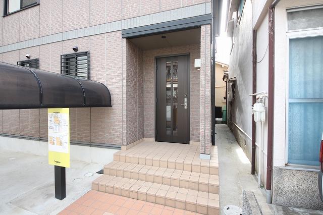 Entrance. Local (11 May 2013) Shooting There is a space in front of the entrance. There is a size where you can also take advantage, such as in parking lot.