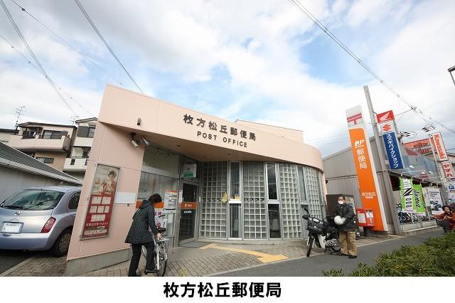 post office. Matsuoka 453m the parking lot to the post office there two behind the post office. Hours of mail window 9:00 ~ 17:00 is up.