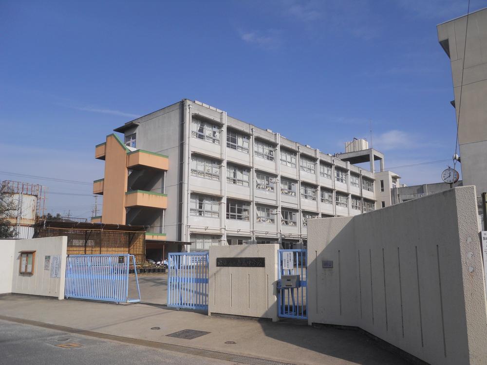 Junior high school. Hirakata until municipal Nagao Junior High School 672m