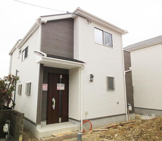 Local appearance photo. 4 Building appearance. Sober and chic.