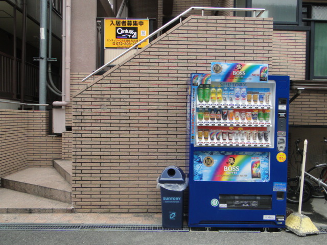 Entrance. Vending machine is there just before.