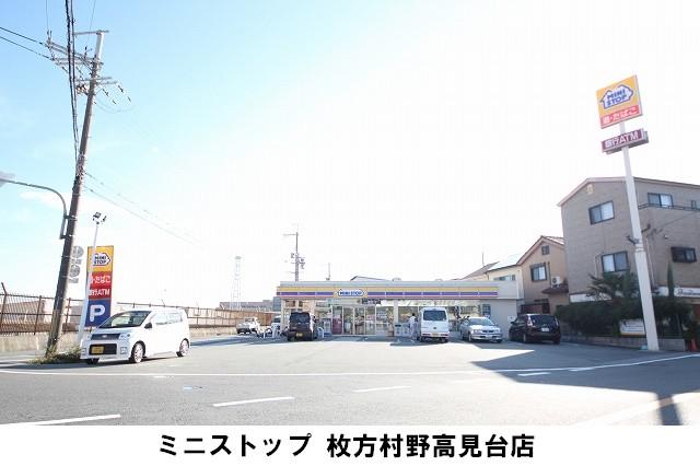 Convenience store. It is widely easy to enter and exit 150m parking lot to MINISTOP.