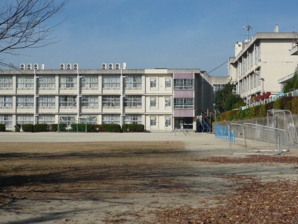 Primary school. 331m until the Hirakata municipal Sugawara Higashi elementary school (elementary school)