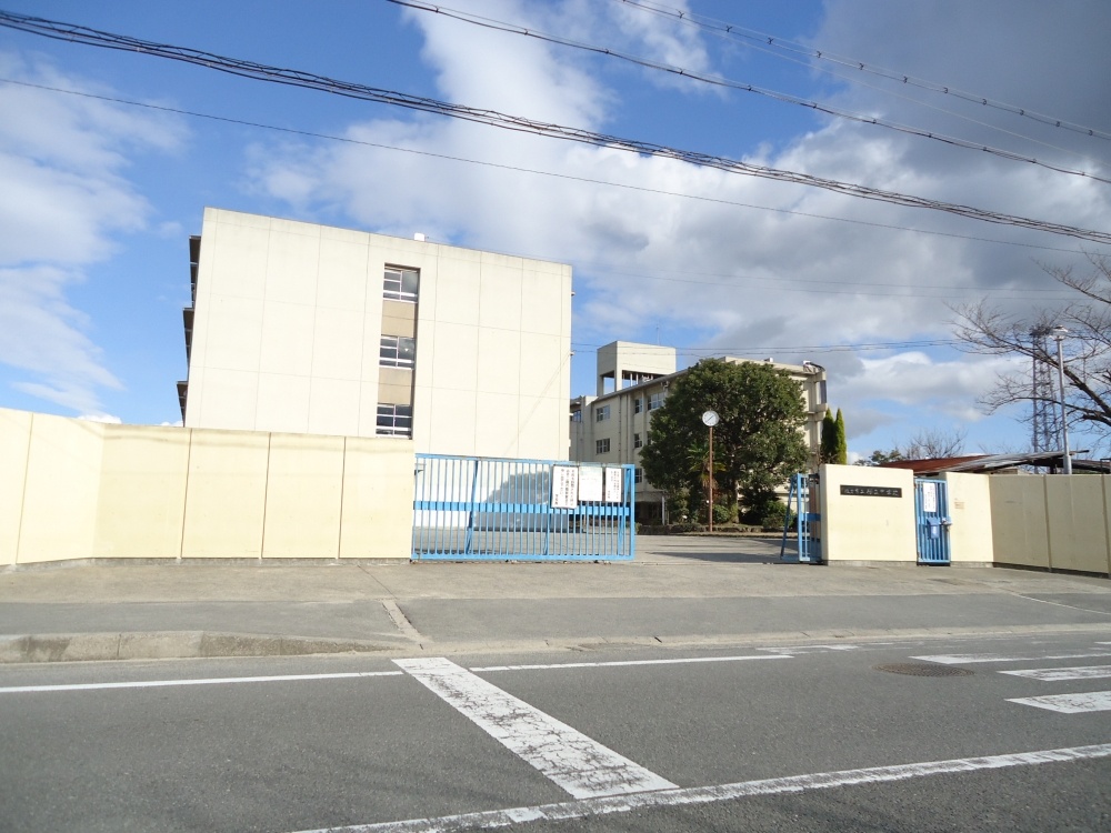 Junior high school. Hirakata Municipal Sakuragaoka Junior High School (middle school) to 710m