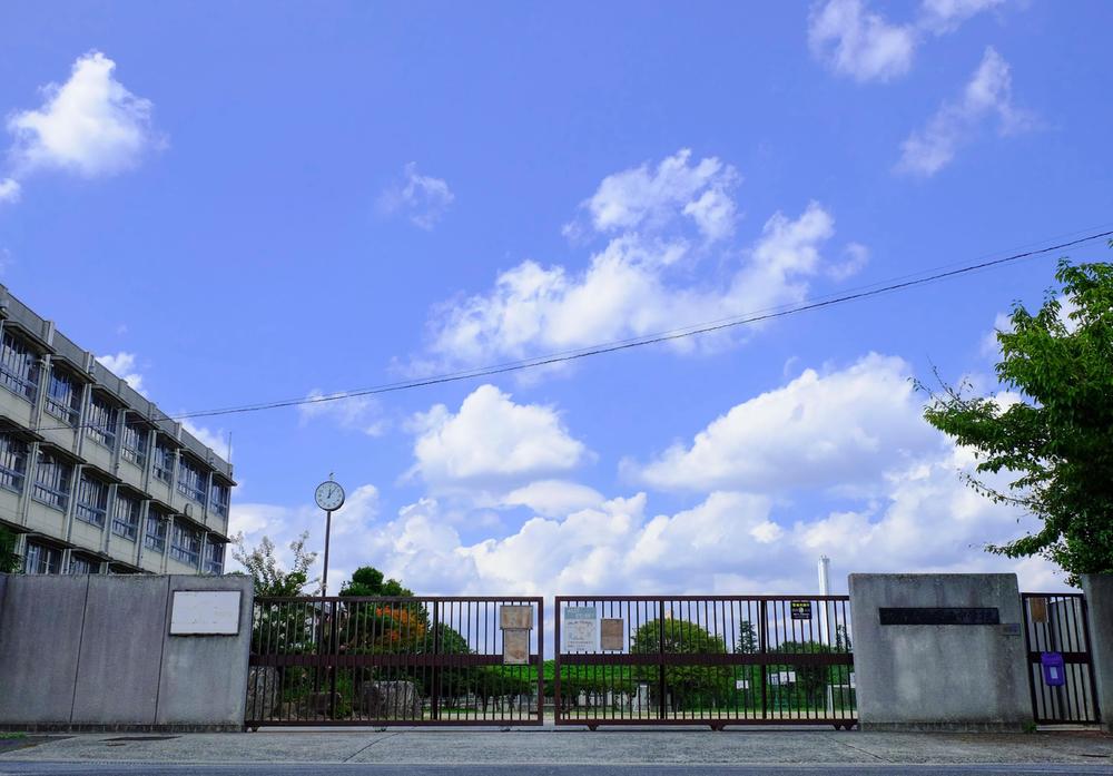 Junior high school. Nagisanishi 1550m until junior high school