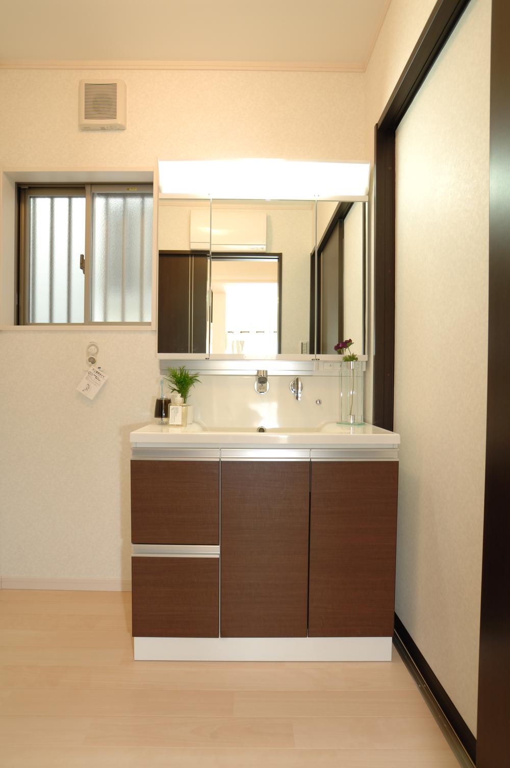 Other Equipment. Adopted TOTO and Panasonic. Wash bowl counter? Yo cross-section is hard dirt, Also easy to clean. Mirror back is plenty of storage space. It was realized the goodness of design and usability, Integrated basin bowl counter!