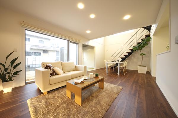 Other introspection. Living and dining that combines the breadth and functionality. Bright and comfortable living space.