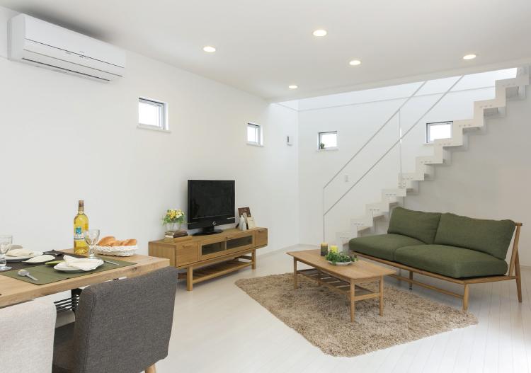 Other introspection. Living and dining that combines the breadth and functionality. Bright and comfortable living space.