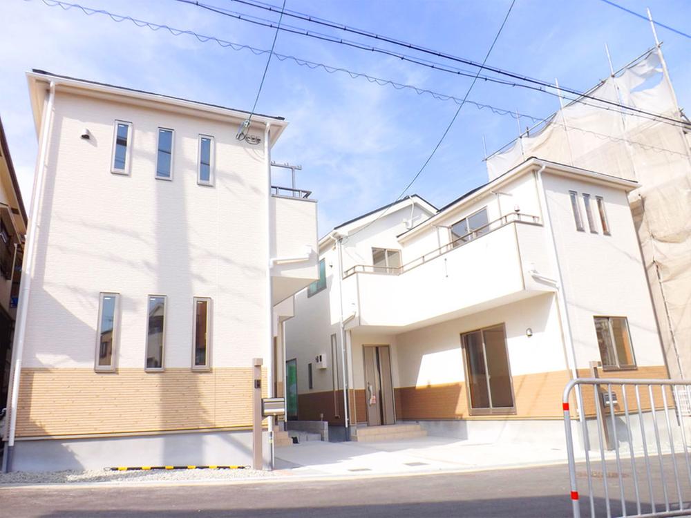 Same specifications photos (appearance). Same specifications photos (streets) all 2 House!