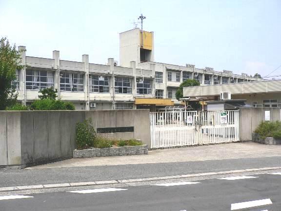 Primary school. Hirakata Municipal Higashikori to elementary school 693m