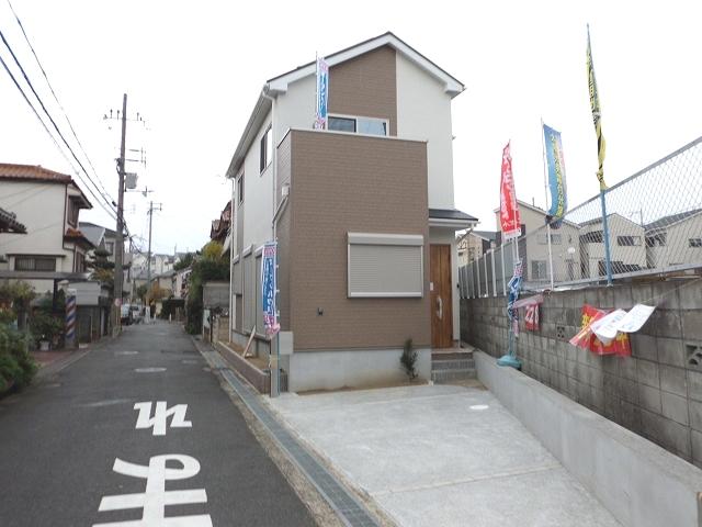 Local appearance photo. 10-year ground security and 10 years to the important part guarantee system such as the peace of mind of the system of the building