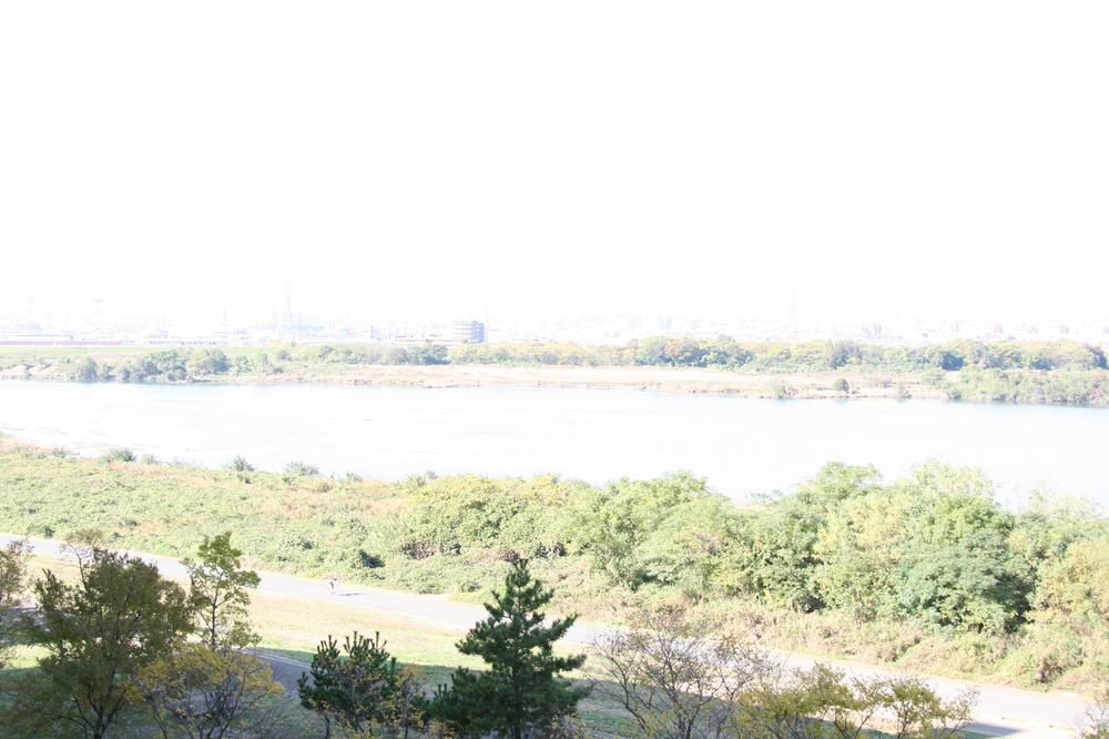 View photos from the dwelling unit. Back is the park of the riverbed, Strolling, It is running and you can enjoy