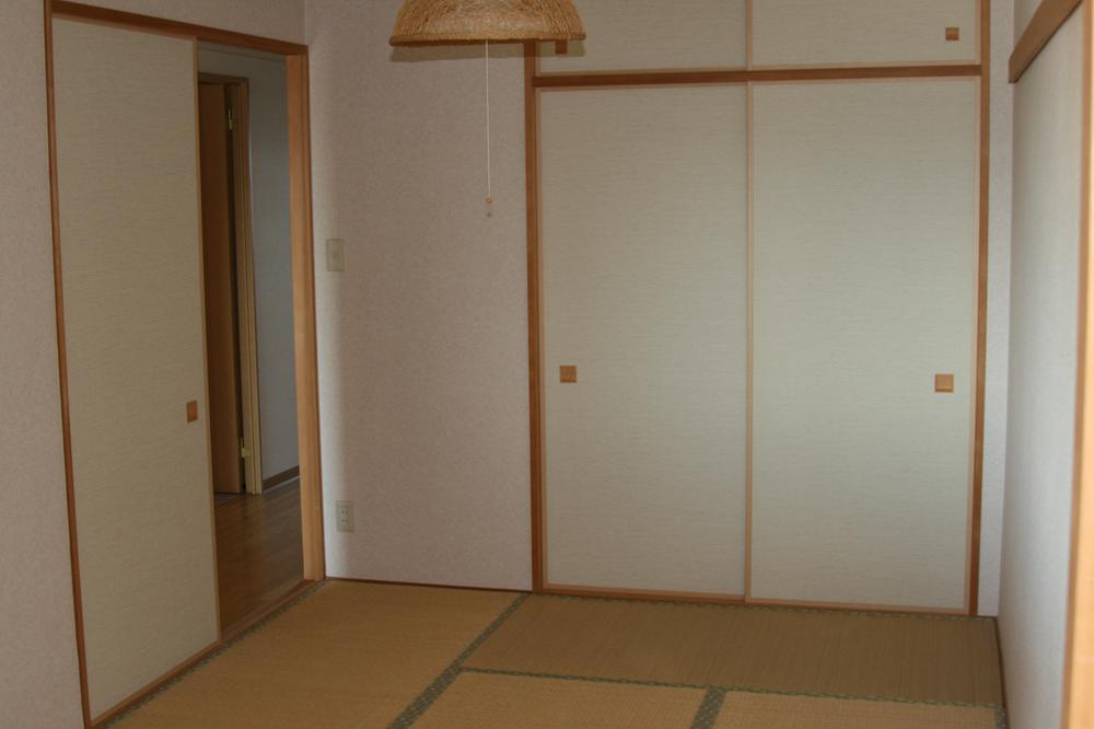 Non-living room. Japanese-style room is there is 6 Pledge, Winter kotatsu, Summer is comfortable in the spread rush