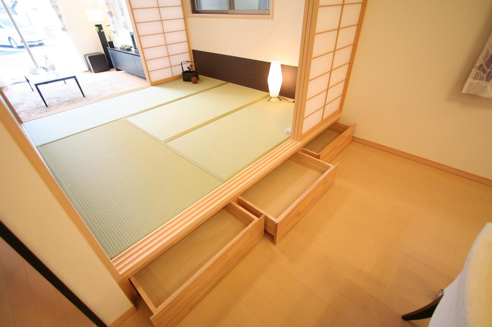 Receipt. <Model house ・ Storage> storage space using the steps of the Japanese-style, Since the opening is large, Convenient to organize the household goods of the stock and miscellaneous goods. Indoor (February 2012) Shooting