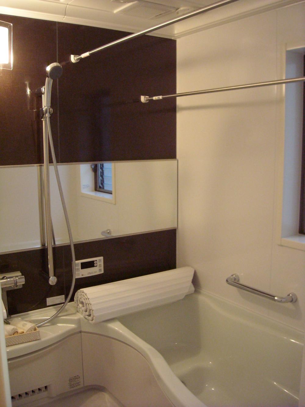 Bathroom. <Model house ・ Bathroom> "dry & mist 2", Mist sauna ・ Drying ・ heating ・ With four of the functions of the cool breeze on a single. In the "Sound Shower", While listening to favorite music, Relaxing bath can also be. (February 2012)