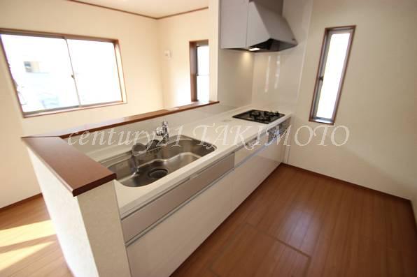 Kitchen. Popular face-to-face kitchen! Storage is also abundant!