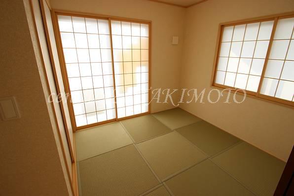 Non-living room. Easy-to-use Japanese-style room in the living room adjacent!