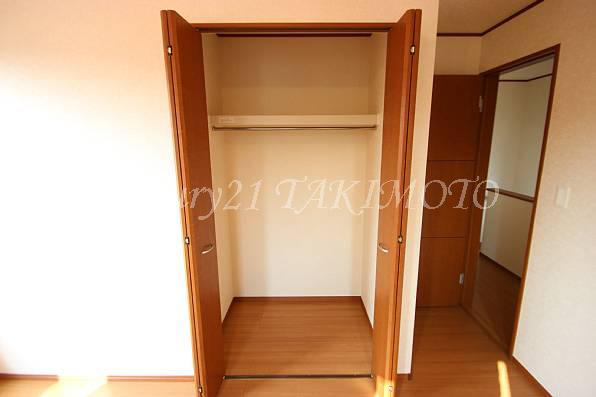 Receipt. Easy also clothes storage in the hanger pipe!