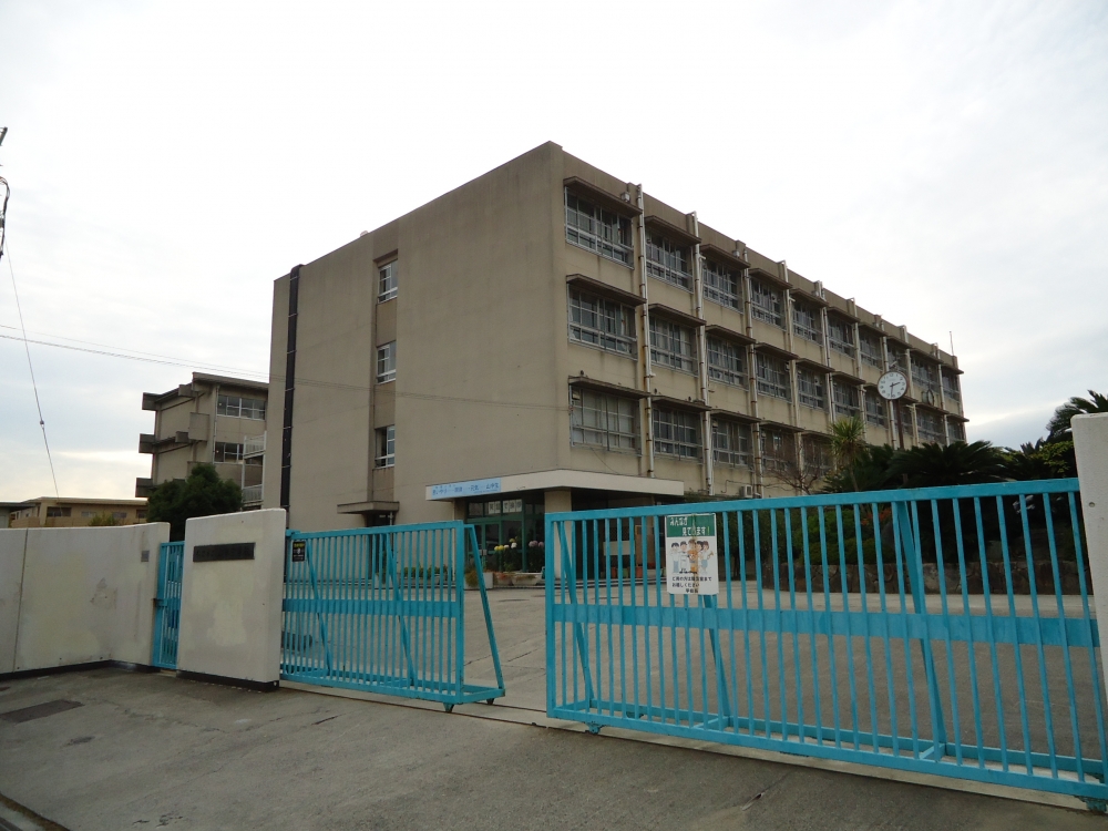 Junior high school. Hirakata Tateyama Tanaka school (junior high school) up to 437m