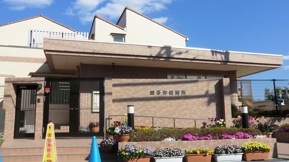 kindergarten ・ Nursery. Nasuzukuri 390m a 5-minute walk from the nursery. Kasuga Shrine in the immediate vicinity ・ There is a little child Square, Nursery wrapped in green.