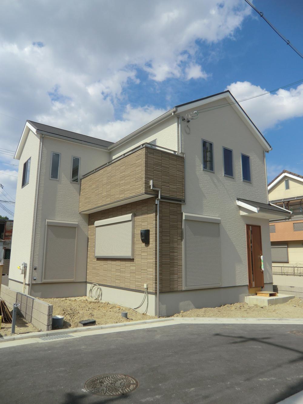 Local photos, including front road. Local model house