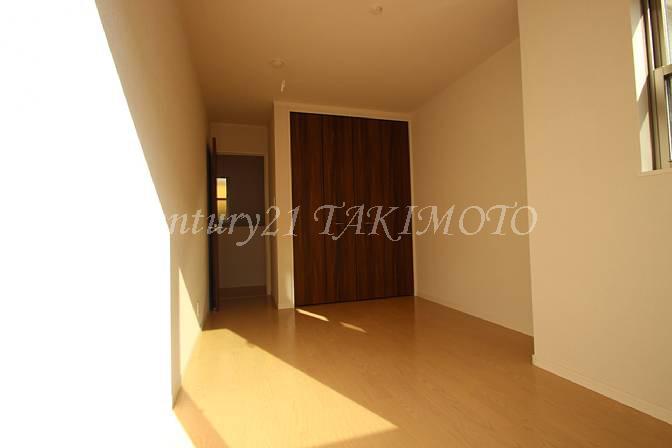 Non-living room. It requires no chest of drawers in each room with storage