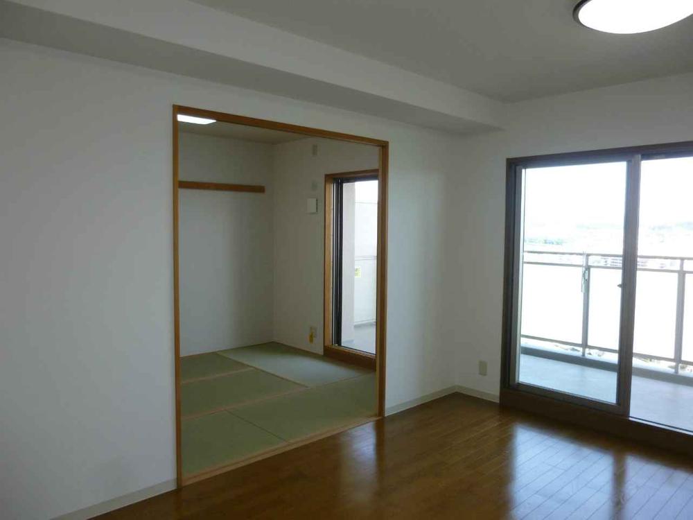 Non-living room. Each Western-style room with a walk-in closet