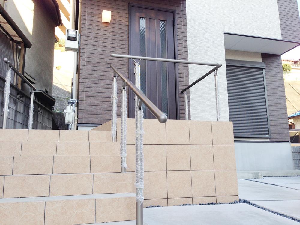 Other local. Front door approach <No. 1 destination model house>