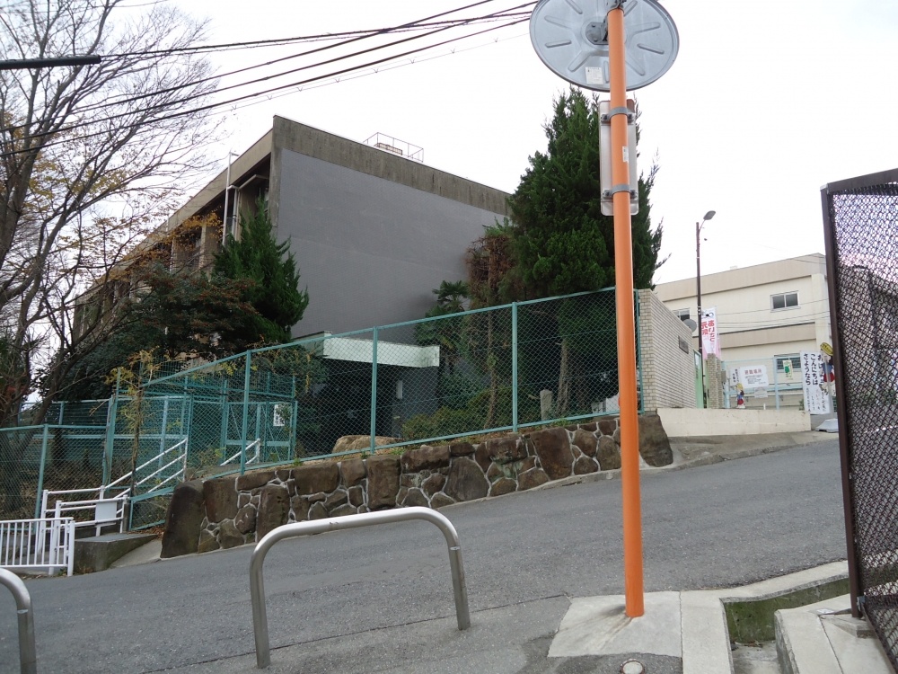 Primary school. Hirakata City Sada to elementary school (elementary school) 582m