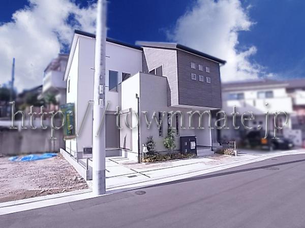 Local appearance photo. Bright sun per is also good