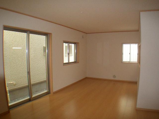 Living. Spacious 16.5 Pledge! !