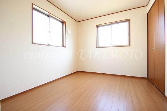 Same specifications photos (Other introspection). Bright rooms in the two-sided lighting!