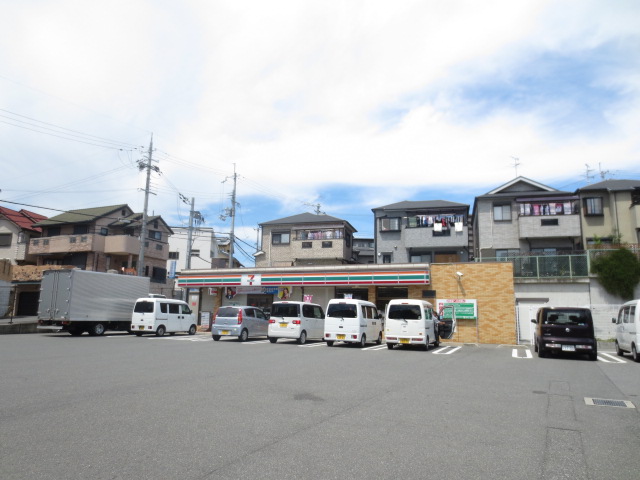 Convenience store. Seven-Eleven Hirakata Nasuzukurikita the town store (convenience store) to 198m