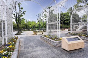 park. Kuzuha 1800m play equipment is also full there is children's favorite playground spot to Central Park. Let's play Peppy