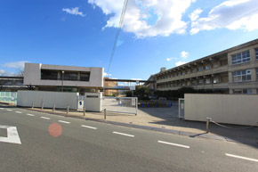 Primary school. Third 530m walk 7 minutes until junior high school. Flourishing exchanges with parents and local residents. Club activities aggressive junior high school