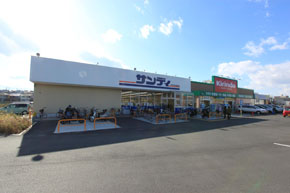 Supermarket. Adjacent 500m Kirindo to super Sandy. It is possible to buy groceries and beverages and medicine at a time. Parking is also wide so even buying OK