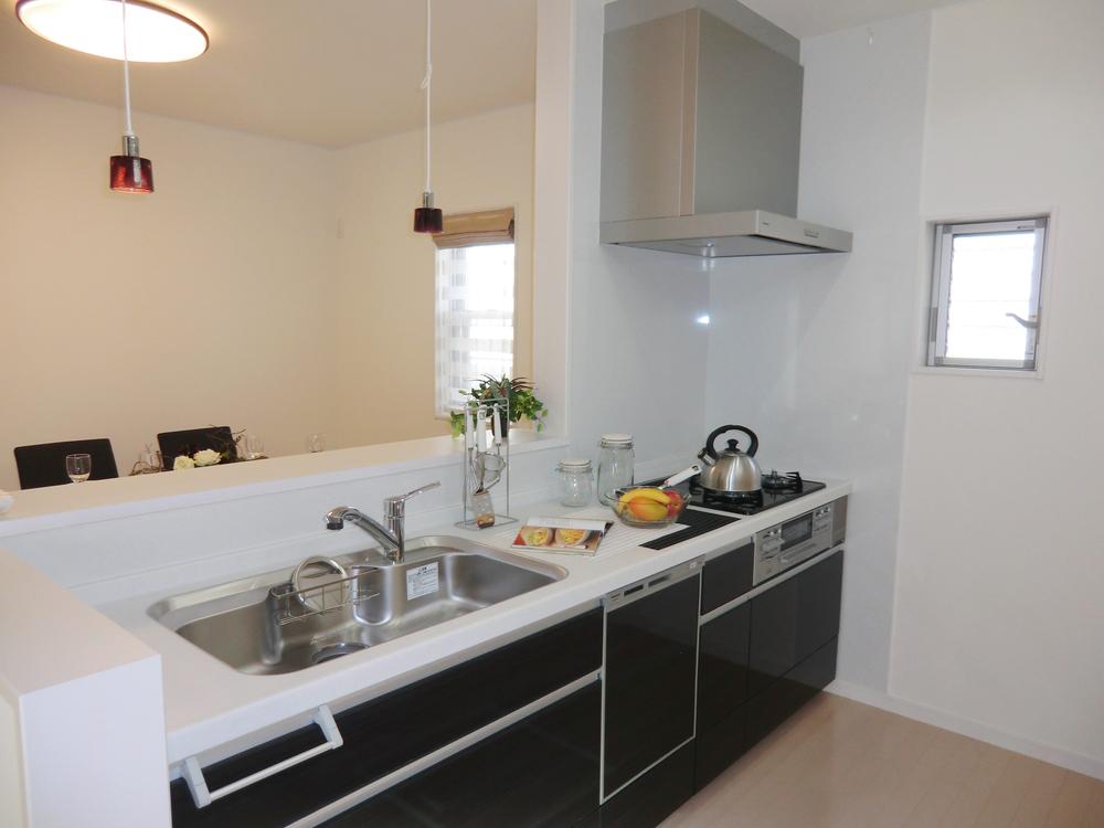 Kitchen. Open kitchen there is no hanging cupboard, Likely family conversation momentum ■ Photographed by local model house