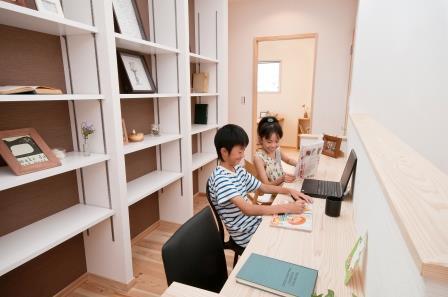 Model house photo. Study space facing the Fukinuki. You will feel the atmosphere of the family in downstairs.  ■ Photographed by local model house